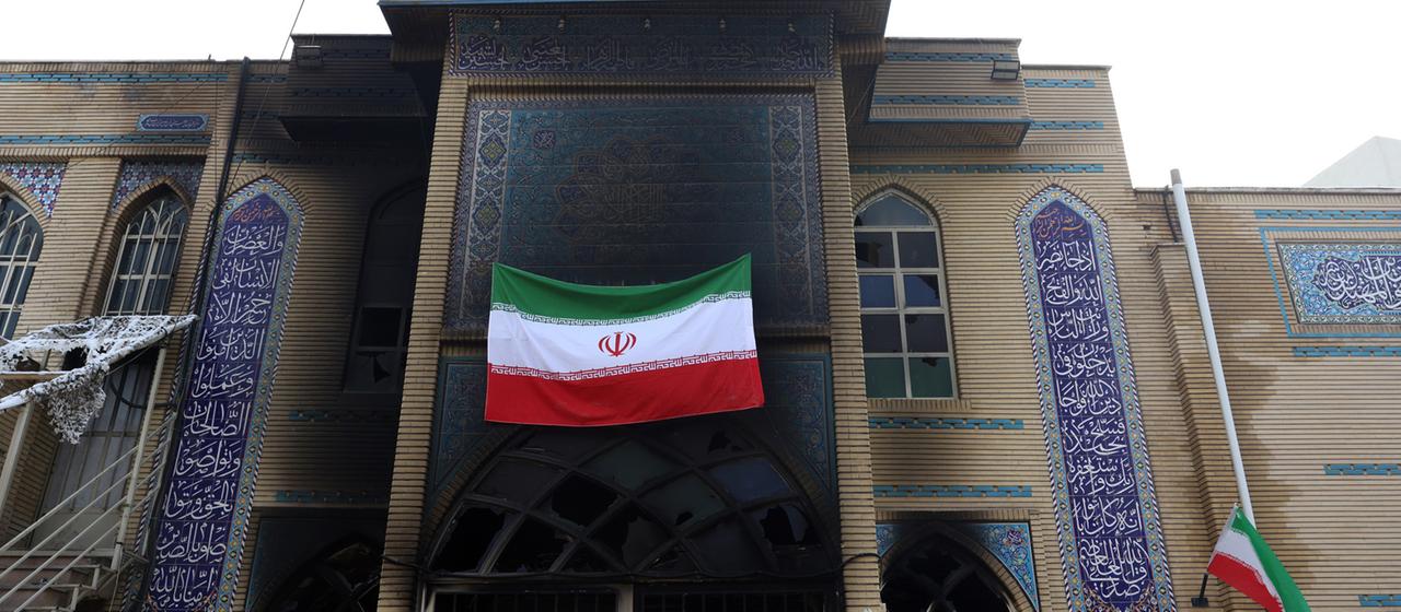 Die iranische Nationalflagge hängt an einer Moschee in Teheran, Iran.
