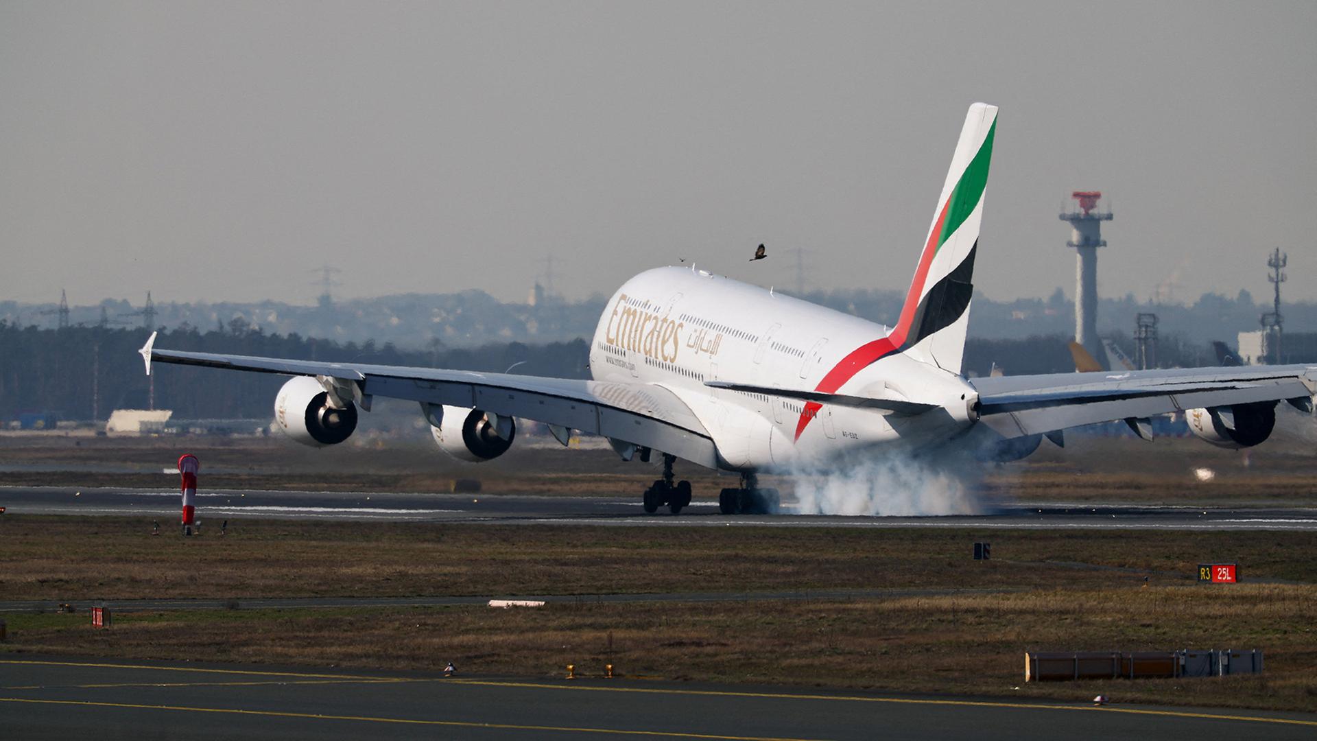 Ein Emirates-Flugzeug aus Dubai landet am Frankfurter Flughafen. | REUTERS