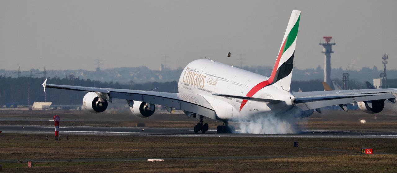 Ein Emirates-Flugzeug aus Dubai landet am Frankfurter Flughafen.