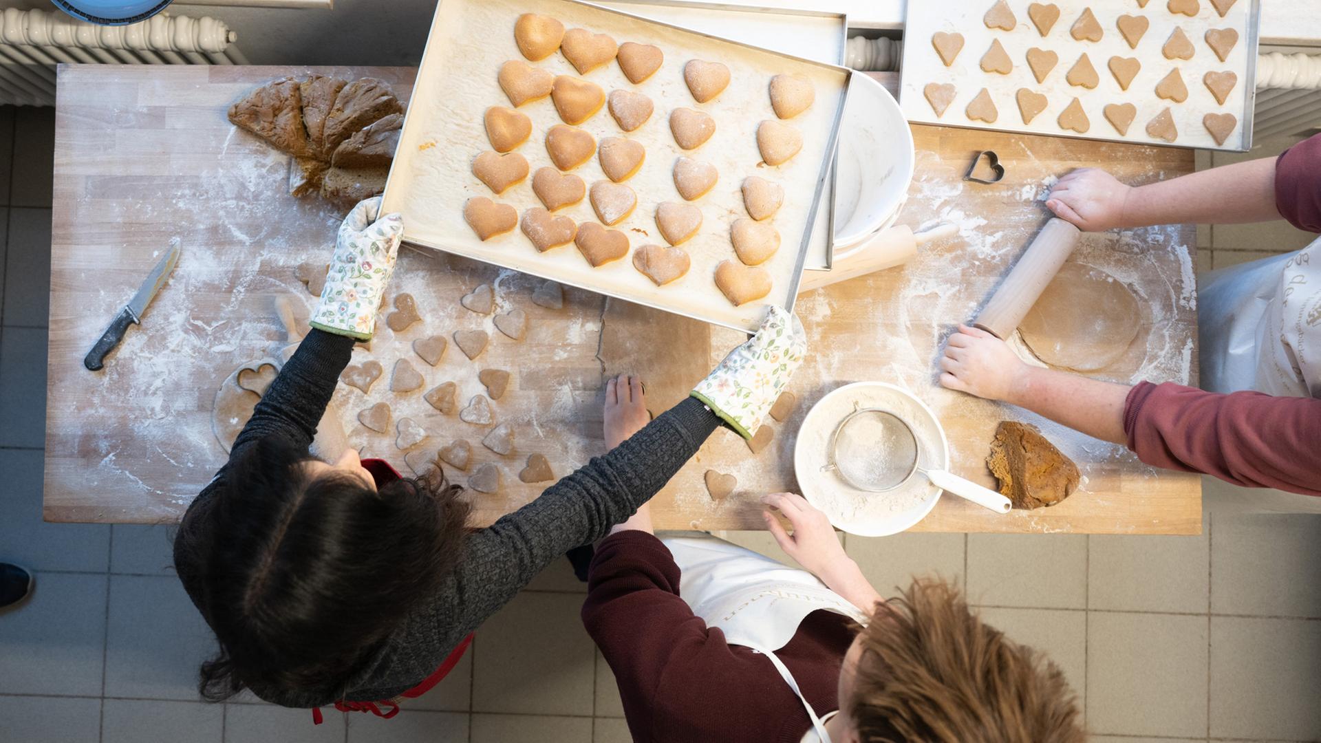 Jugendliche backen PlÃ¤tzchen in einer Backstube. | picture alliance/dpa