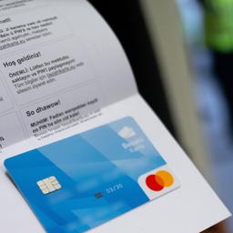 Ein Asylbewerber zeigt eine Bezahlkarte die er zuvor erhalten hat. (Quelle: dpa/Sven Hoppe)