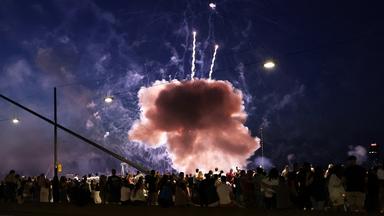 Ein Feuerwerkskörper explodiert in zu niedriger Höhe über Zuschauen beim Abschlussfeuerwerk der Rheinkirmes.