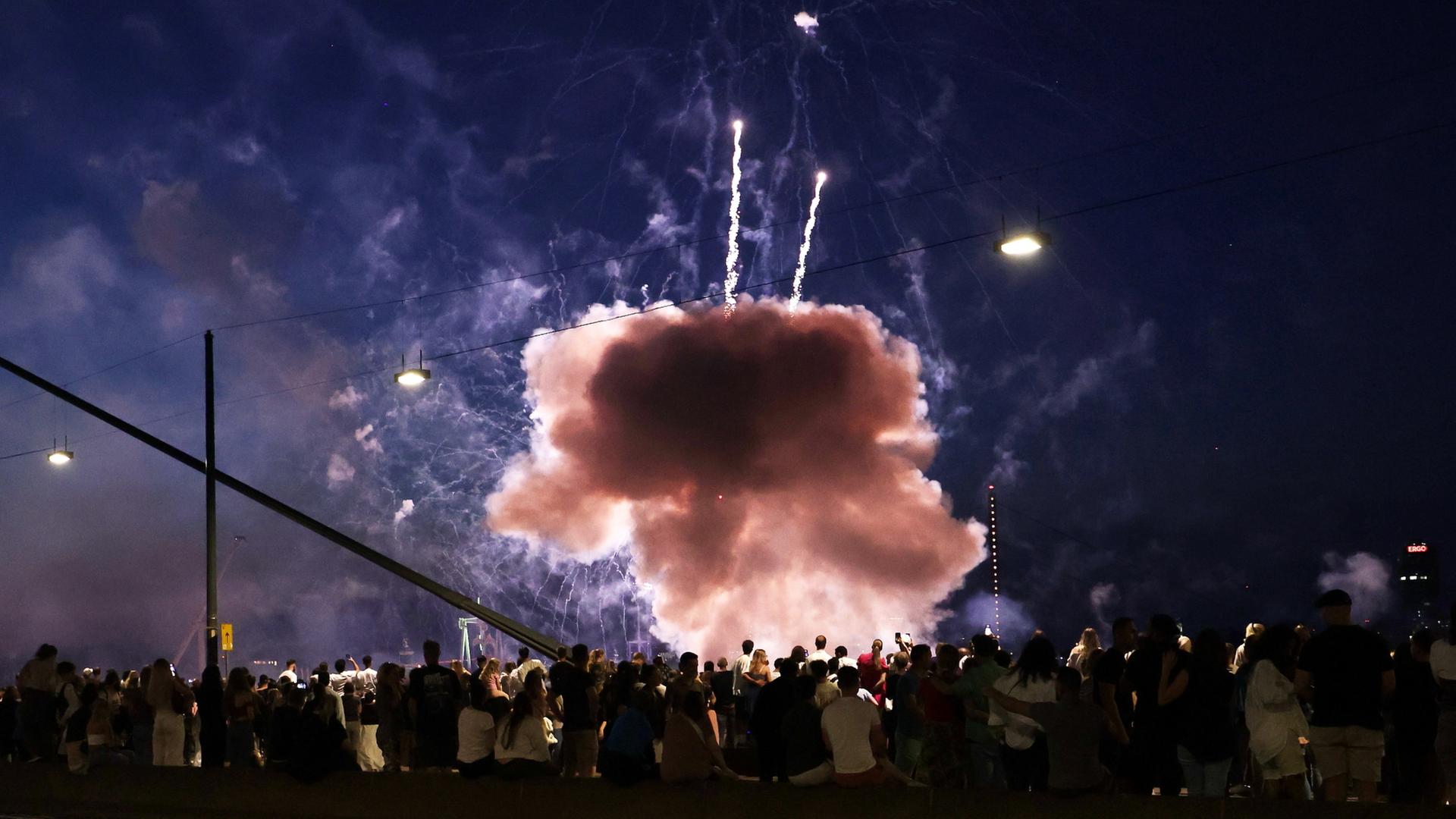 Ein Feuerwerkskörper explodiert in zu niedriger Höhe über Zuschauen beim Abschlussfeuerwerk der Rheinkirmes. | dpa