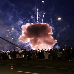 Ein Feuerwerkskörper explodiert in zu niedriger Höhe über Zuschauen beim Abschlussfeuerwerk der Rheinkirmes.