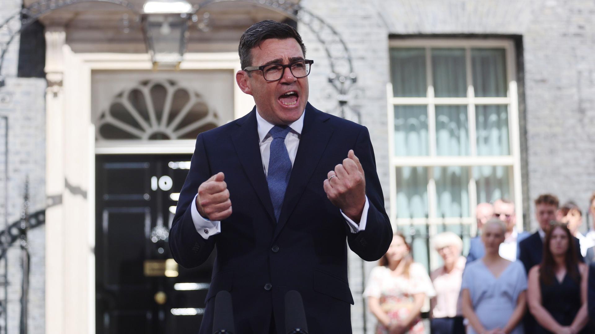 Großbritanniens neuer Premier Burnham bildet Kabinett um