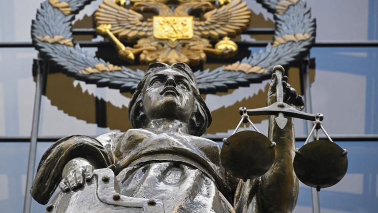 Der Eingang des Obersten Gerichtshofs Russlands in Moskau