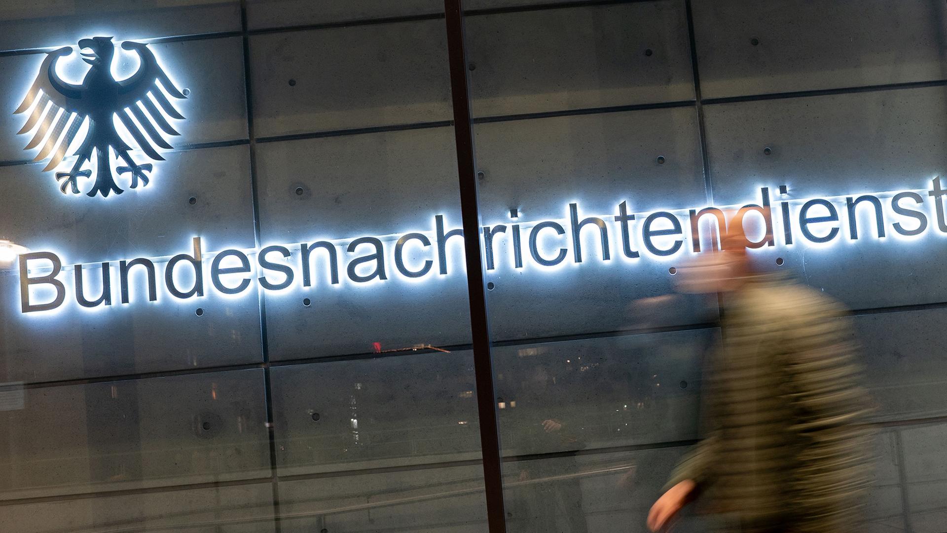 Ein Mitarbeiter verlässt die Zentrale des Bundesnachrichtendienstes (BND).  | dpa