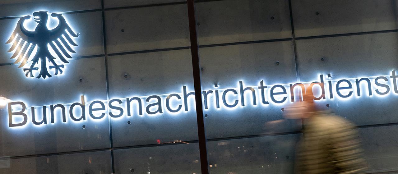 Ein Mitarbeiter verlässt die Zentrale des Bundesnachrichtendienstes (BND). 