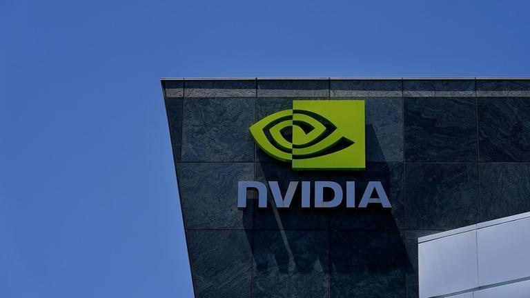 Logo des Halbleiterherstellers NVIDIA an einem Firmengebäude in Santa Clara, Kalifornien