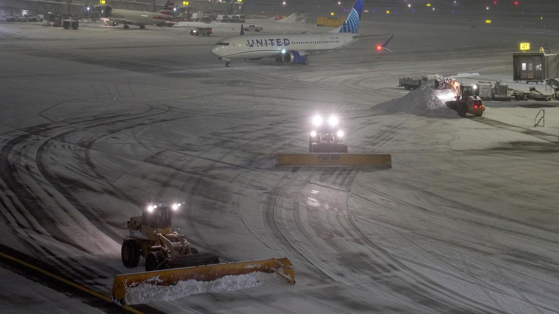 Schneepflüge räumen das Vorfeld am Flughafen in New York | dpa