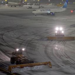Schneepflüge räumen das Vorfeld am Flughafen in New York