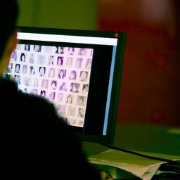 Ein Mann betrachtet Bilder auf einem Bildschirm