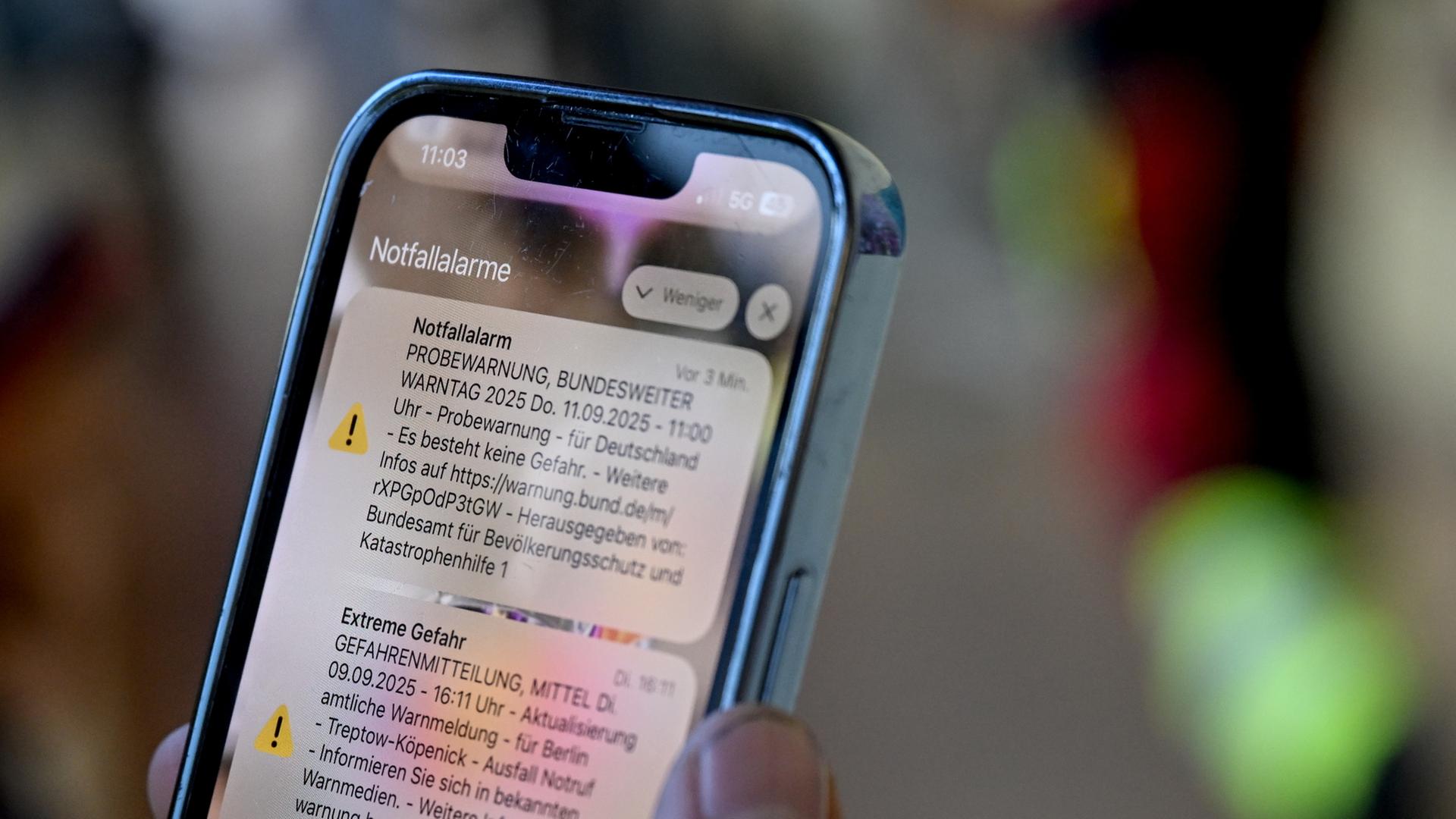Auf einem Smartphone ist eine Meldung eines Notfallalarms zu sehen. | dpa