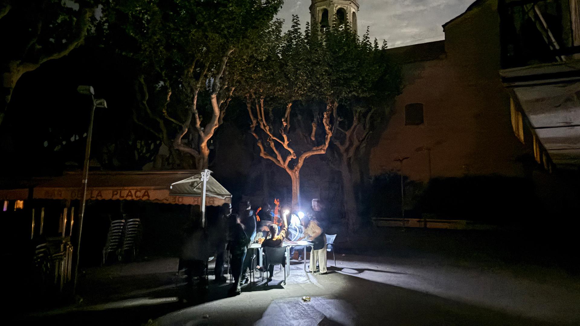 Auf der Placa de l'Ajuntament sitzen die GÃ¤ste eines StraÃencafÃ©s in der Kleinstadt PremiÃ  de Mar bei Barcelona an der Kirche 