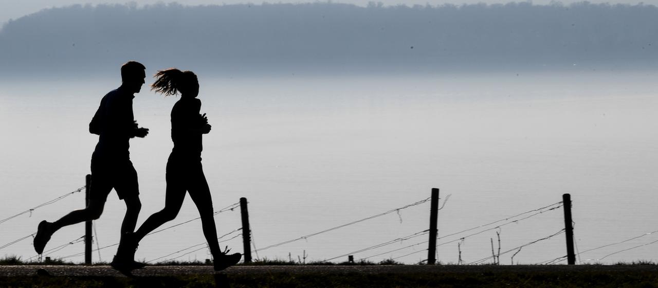 Zwei Menschen joggen | dpa Zwei Menschen joggen