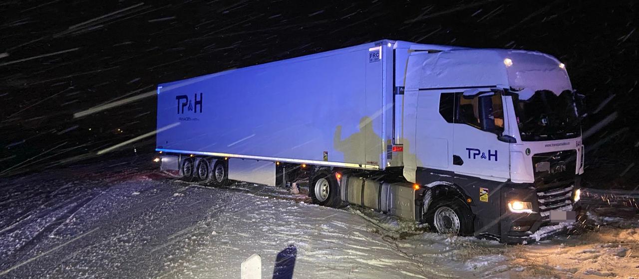 Ein Lkw ist im Landkreis Bernkastel-Wittlich aufgrund der schneeglatten Fahrbahn ins Rutschen gekommen.