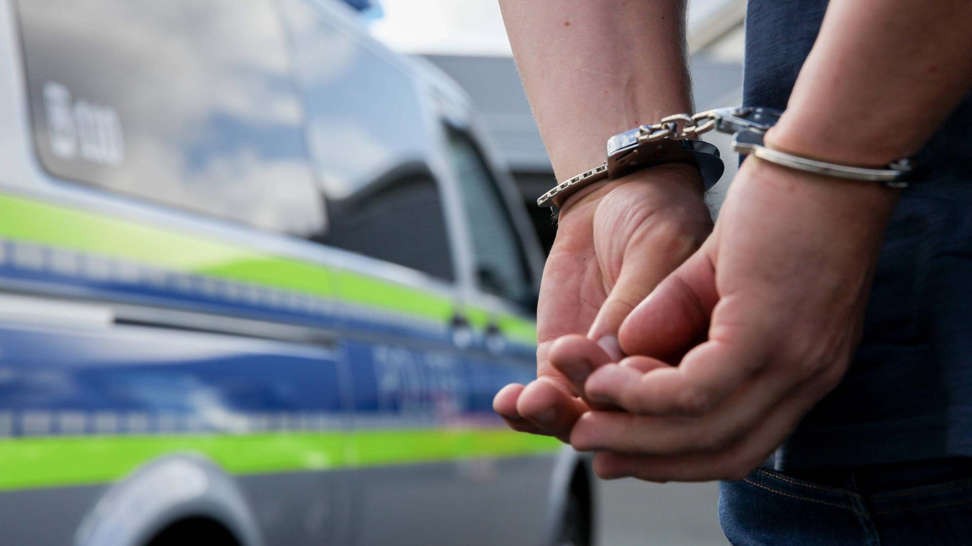 Bekannter Sexualstraftäter festgenommen: Mann onaniert in Bonn vor Kindern