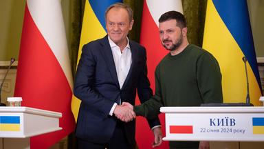 Donald Tusk und Wolodymyr Selenskyj geben sich die Hand (Archiv)