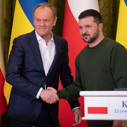 Donald Tusk und Wolodymyr Selenskyj geben sich die Hand (Archiv)