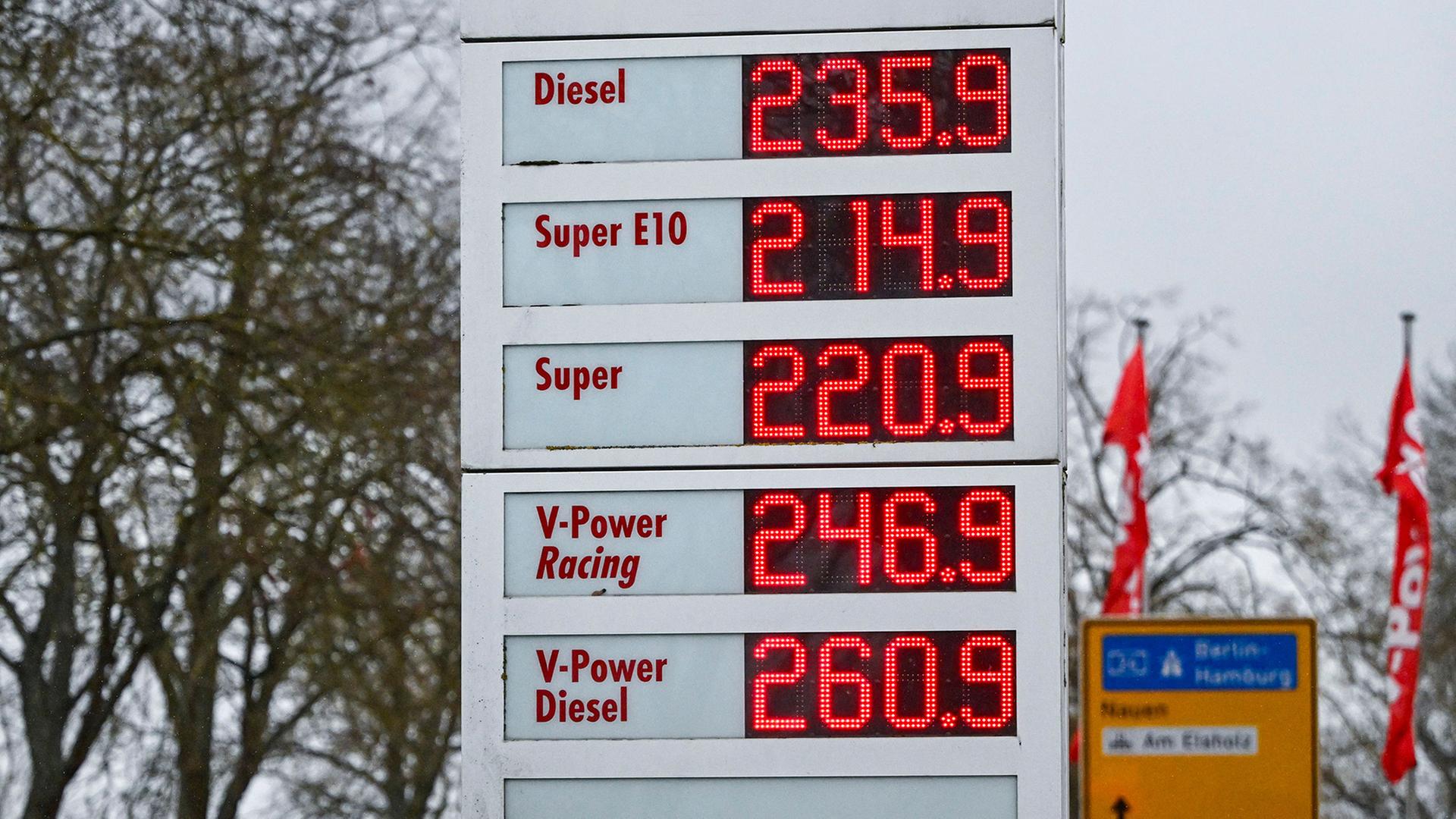 Eine Preistafel an einer Tankstelle in Brandenburg. | Jens Kalaene/dpa