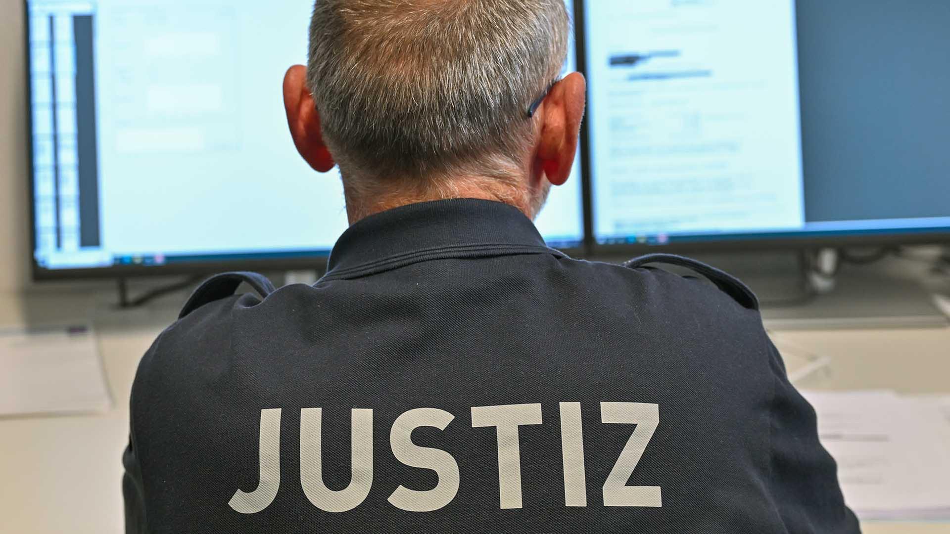 Archivbild: Ein Mitarbeiter der Justiz digitalisiert Akten (Quelle: dpa/Patrick Pleul) | dpa/Patrick Pleul