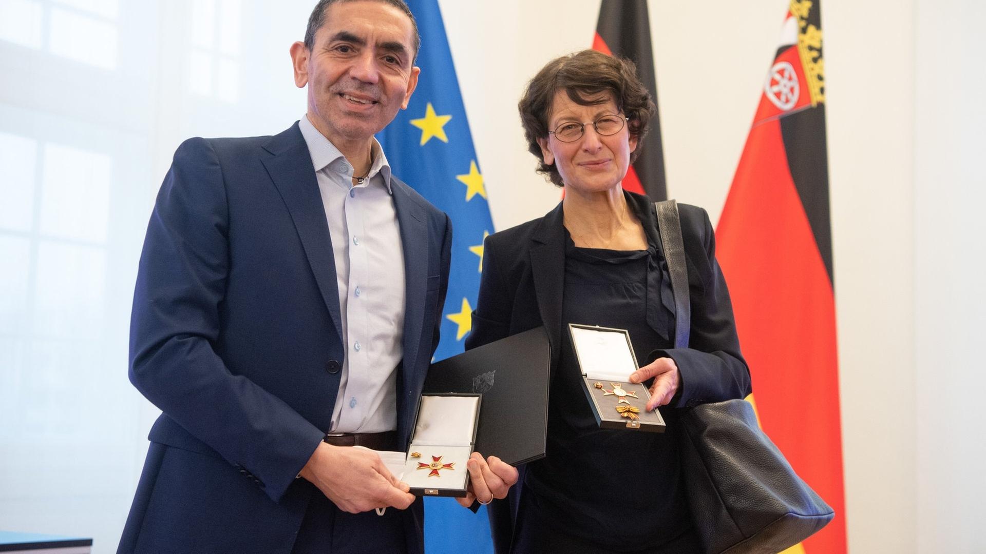 Die Biontech GrÃ¼nder Ugur Sahin und Ãzlem TÃ¼reci sind Inhaber des Verdienstordens des Landes RLP. | dpa Bildfunk, picture alliance/dpa | Boris Roessler
