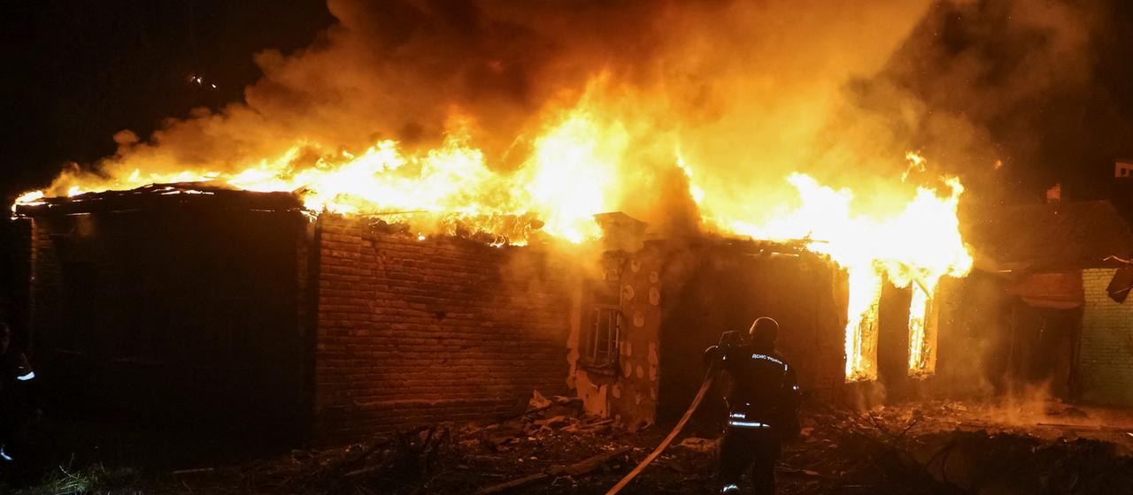 Ein Feuer nach einem Angriff in Charkiw