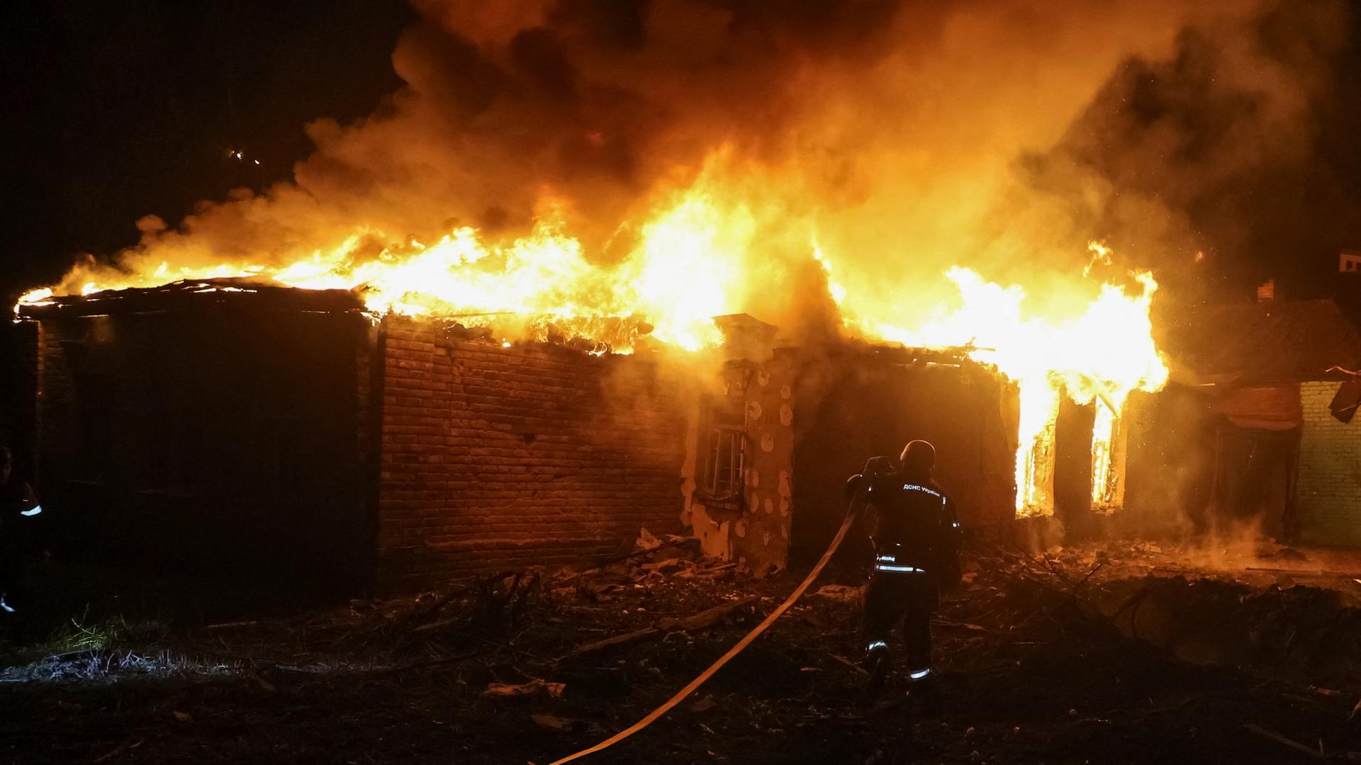 Ein Feuer nach einem Angriff in Charkiw | REUTERS