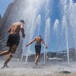 Abkühlung an einem Brunnen in Frankfurt
