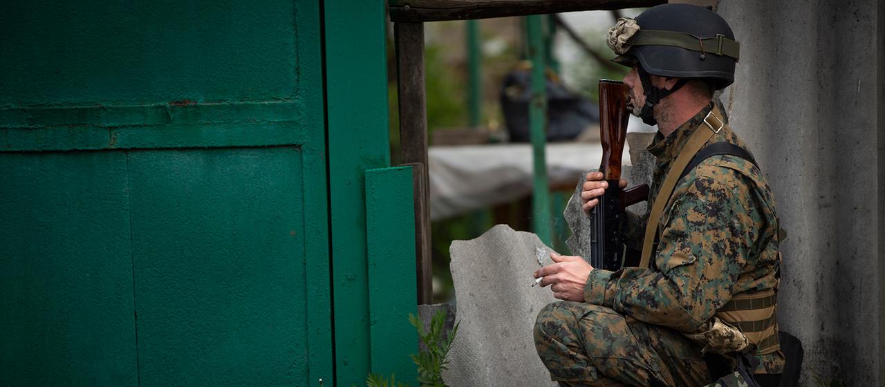 Ein Soldat ist an der ukrainischen Front zu sehen.