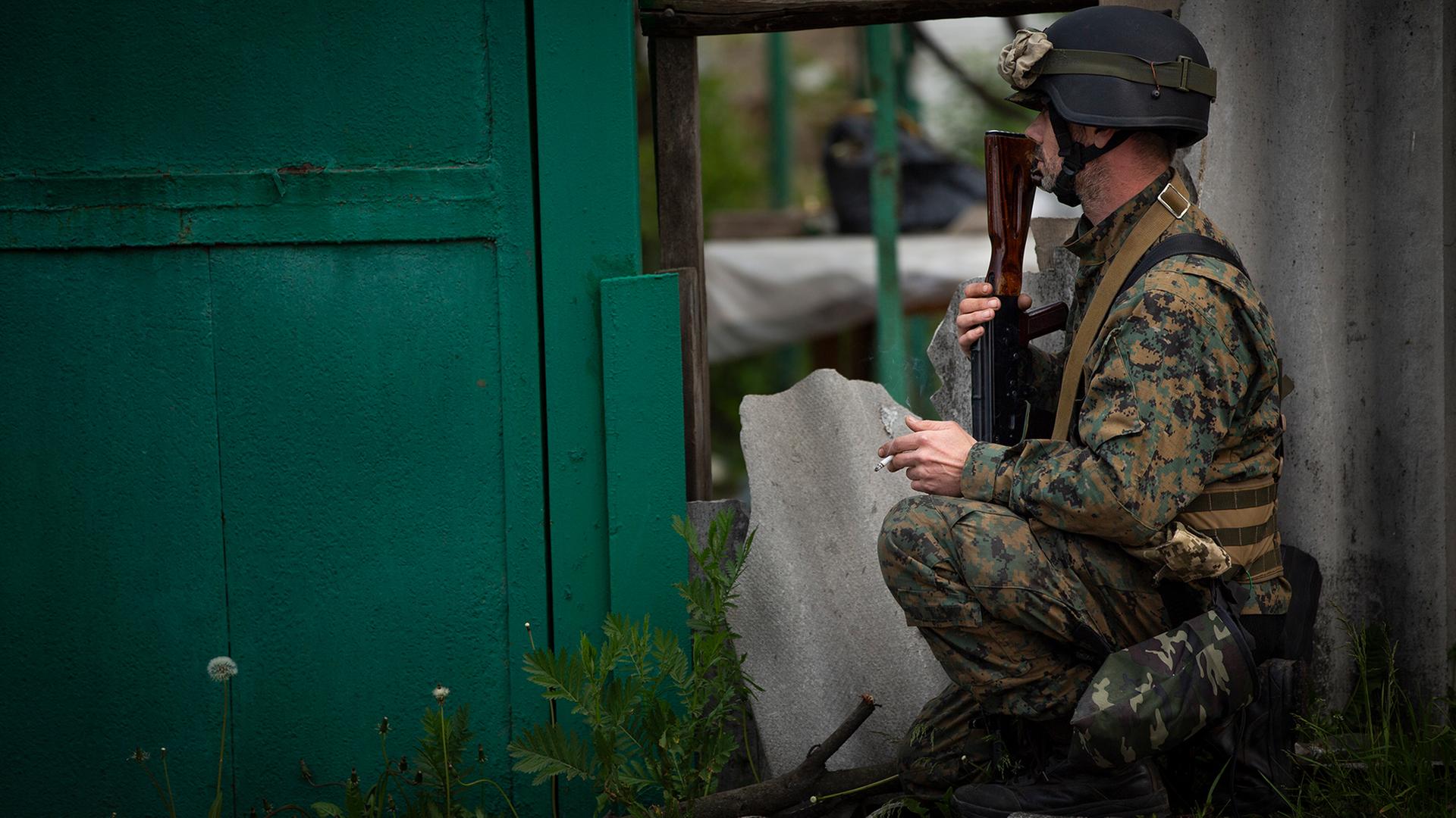 Ein Soldat ist an der ukrainischen Front zu sehen. | picture alliance/dpa/ZUMA Press 