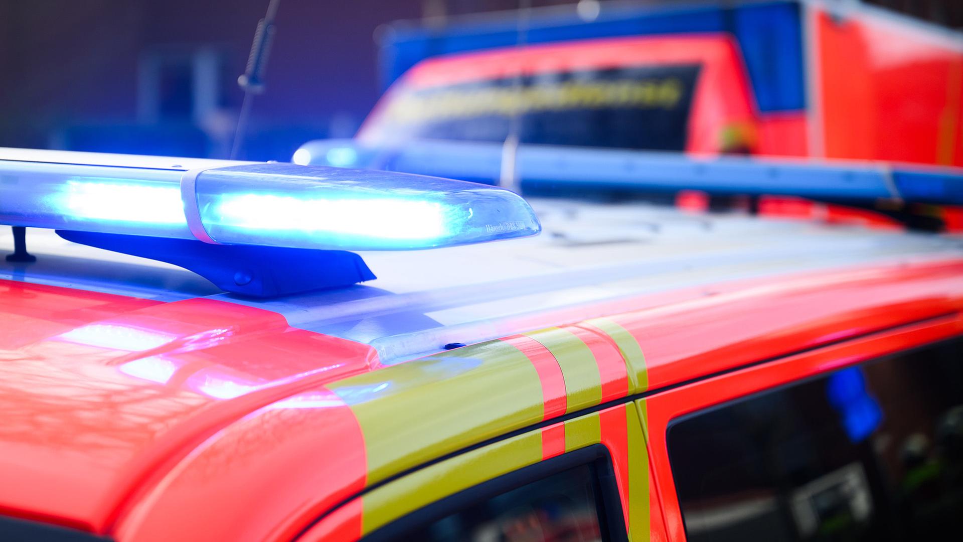 Blaulichter leuchten an einer Einsatzstelle auf einem Notarzt-Fahrzeug und einem Rettungswagen. (Quelle: Picture Alliance/Julian Stratenschulte) | Picture Alliance/Julian Stratenschulte
