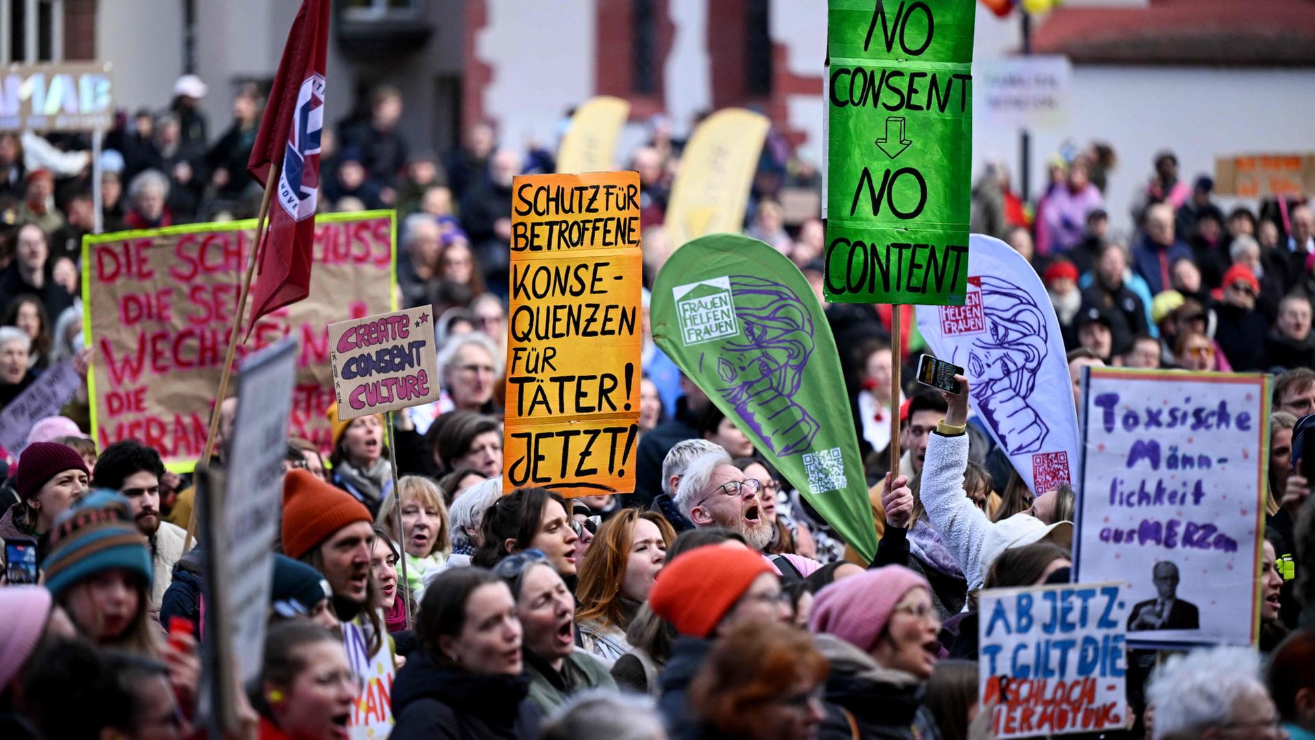 Teilnehmer demonstrieren mit Plakaten gegen digitale Gewalt auf dem zentralen RÃ¶merplatz in Frankfurt. | AFP