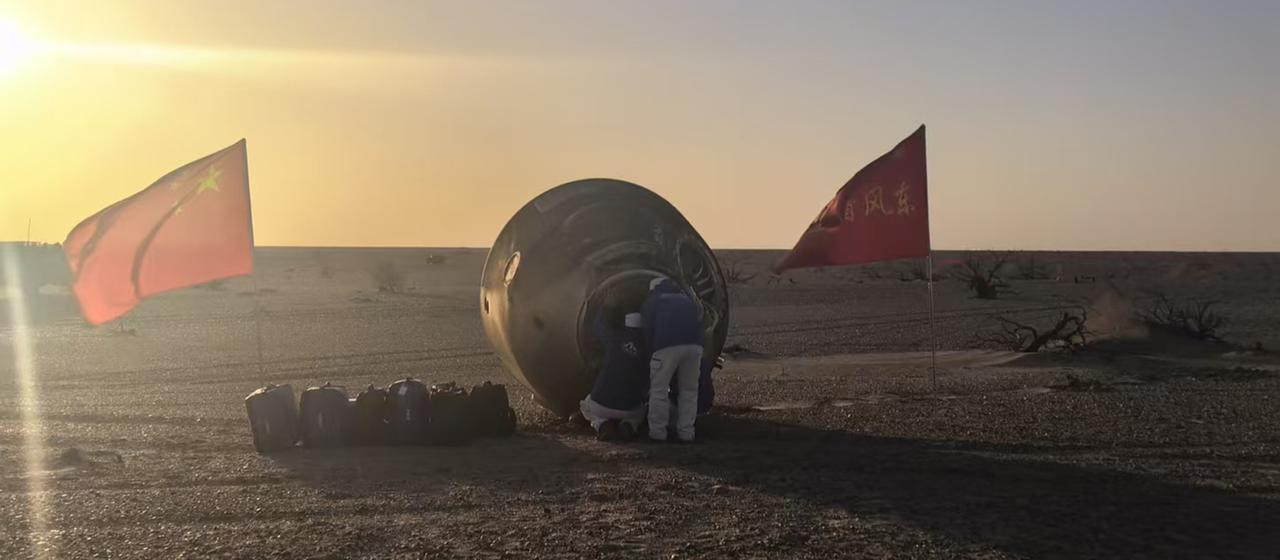 Die Rückkehrkapsel des Raumschiffs Shenzhou-21 mit den Shenzhou-20-Astronauten an Bord