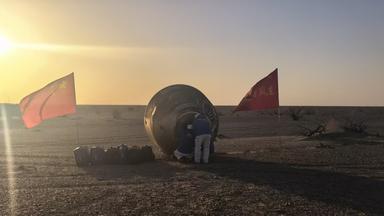 Die Rückkehrkapsel des Raumschiffs Shenzhou-21 mit den Shenzhou-20-Astronauten an Bord