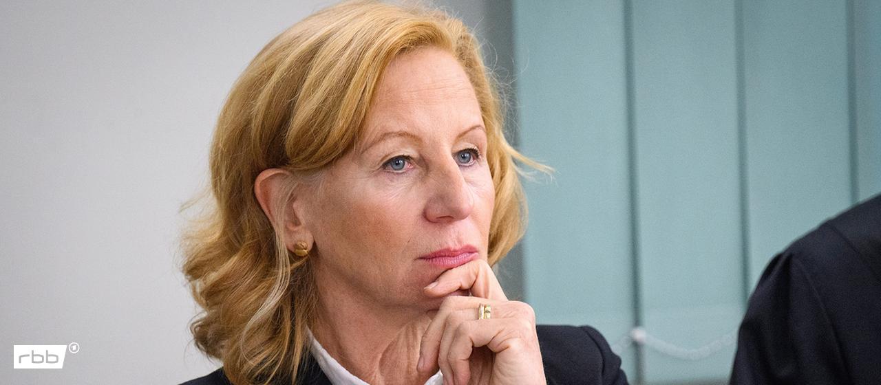 Archivbild: Patricia Schlesinger, ehemalige Intendantin des RBB, sitzt beim Prozess am Landgericht Berlin wo über eine Klage der fristlos entlassenen Ex-Intendantin Schlesinger gegen den öffentlich-rechtlichen Sender RBB verhandelt wird, am 15.01.2025. (Quelle: picture alliance/dpa/Bernd von Jutrczenka)