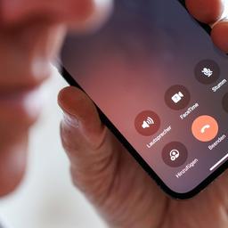 Ein älterer Mann führt ein Telefongespräch