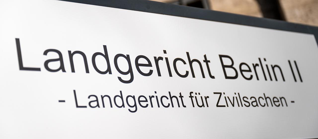 Vor dem Landgericht Berlin II steht ein Schild mit der Aufschrift "Landgericht Berlin II - Landgericht für Zivilsachen". 
