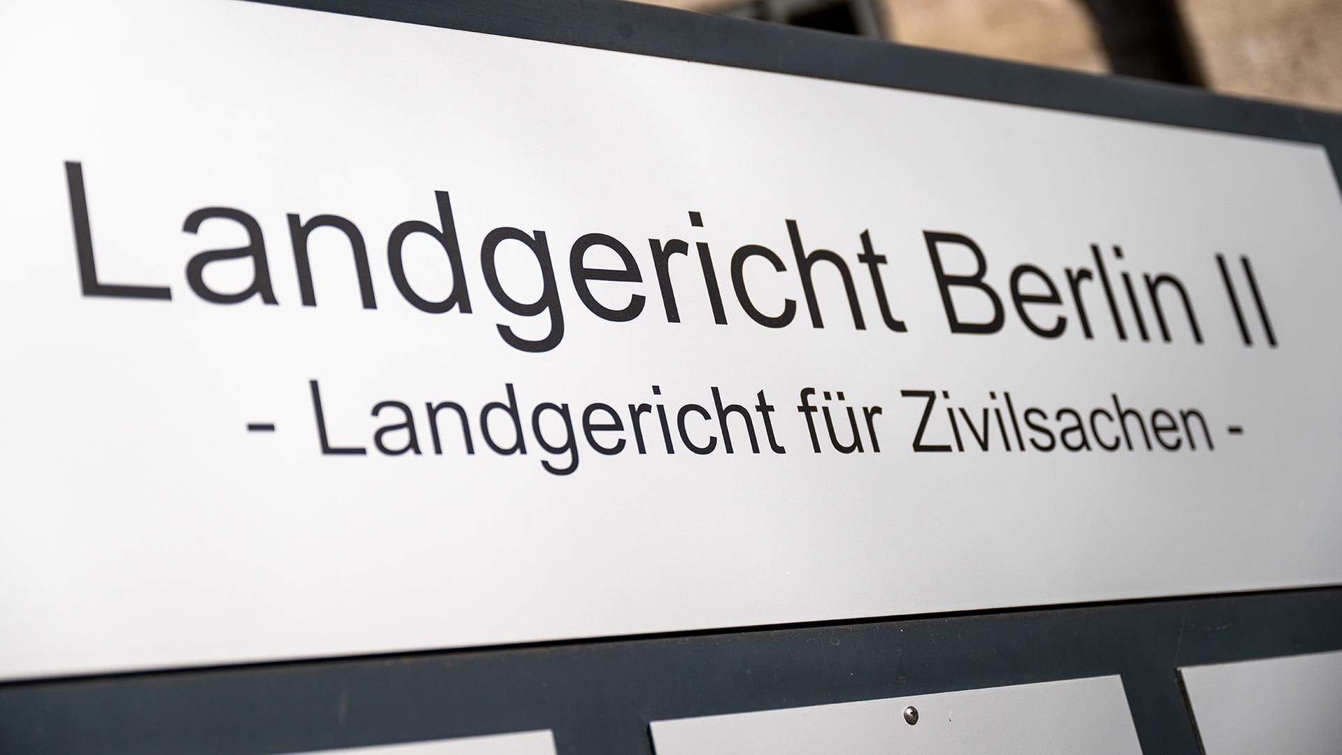 Vor dem Landgericht Berlin II steht ein Schild mit der Aufschrift 