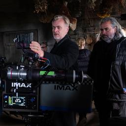 Dieses von Universal Pictures veröffentlichte Bild zeigt Regisseur Christopher Nolan (Mitte) zusammen mit Kameramann Hoyte van Hoytema am Set von "The Odyssey". 
