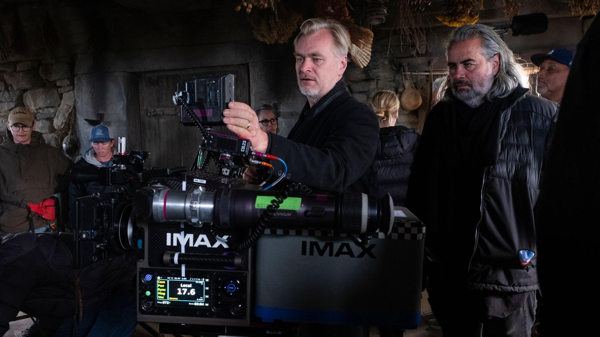 Dieses von Universal Pictures veröffentlichte Bild zeigt Regisseur Christopher Nolan (Mitte) zusammen mit Kameramann Hoyte van Hoytema am Set von 