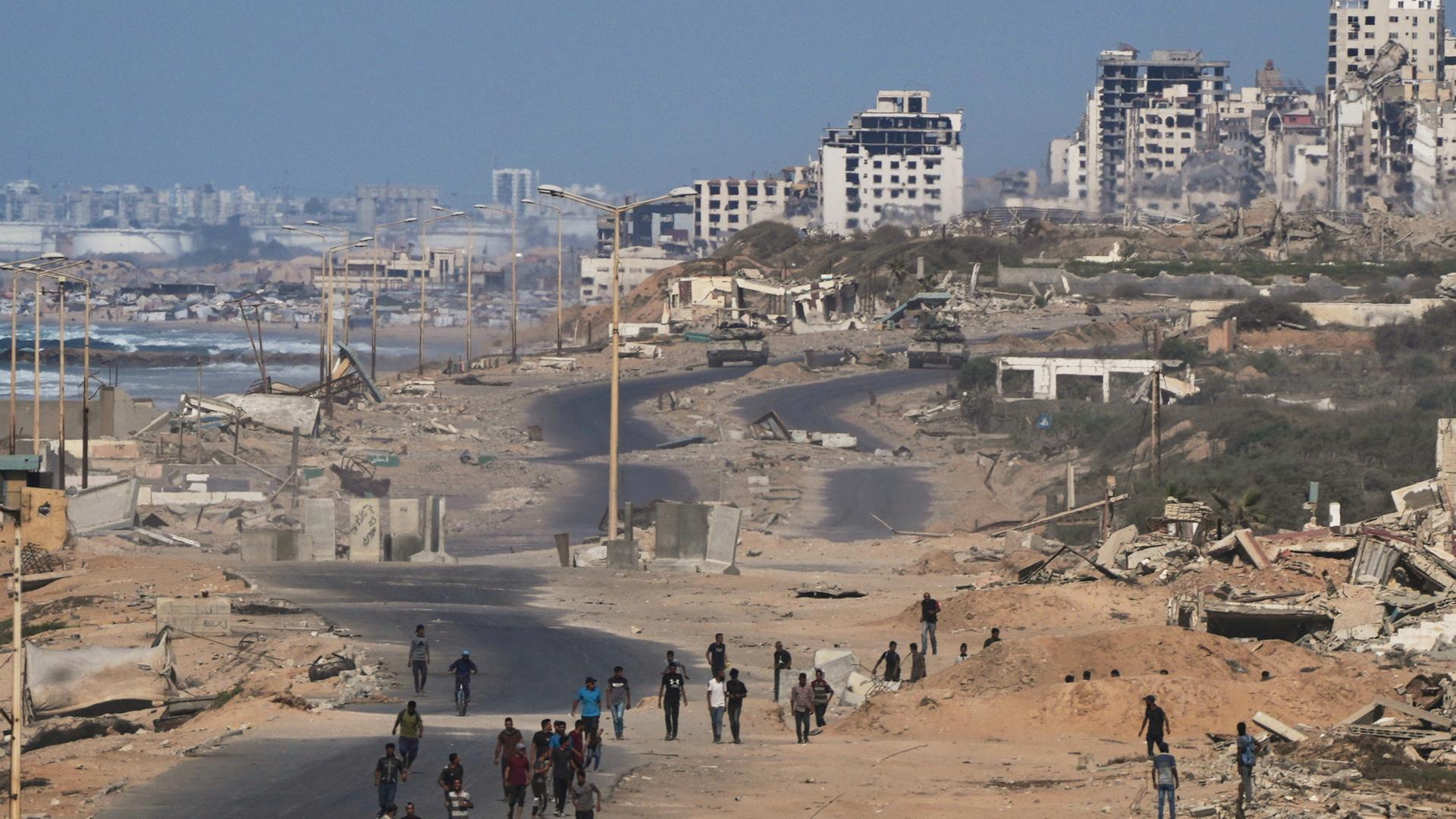 Israelische Panzer und vertriebene Palästinenser im Gazastreifen | dpa