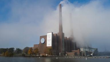 Dichte Nebelschwaden ziehen am Kraftwerk am Volkswagen Werk in Wolfsburg (Niedersachsen) vorbei.