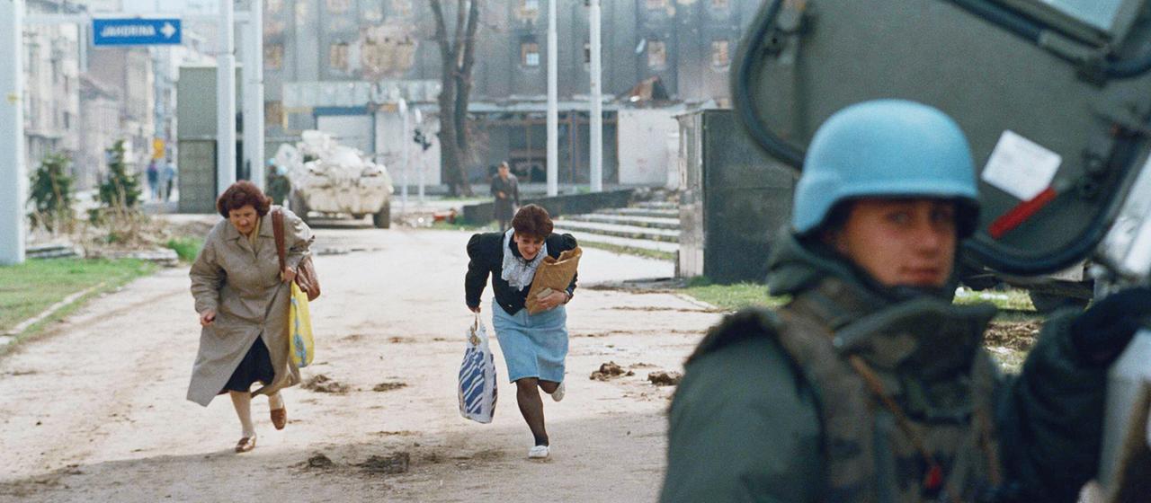 Zwei Frauen rennen am 18. April 1995 entlang der berüchtigten 