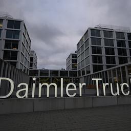 Ein Logo des Nutzfahrzeugherstellers Daimler Truck steht vor der Firmenzentrale.