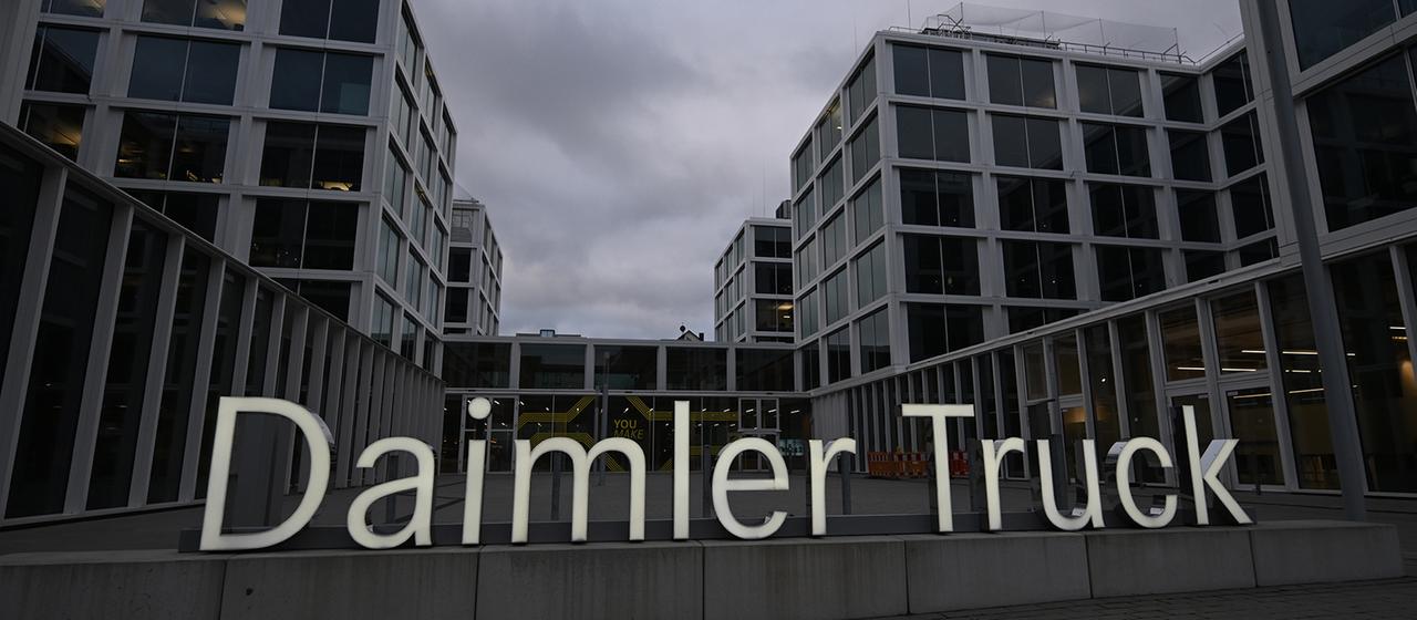 Ein Logo des Nutzfahrzeugherstellers Daimler Truck steht vor der Firmenzentrale.