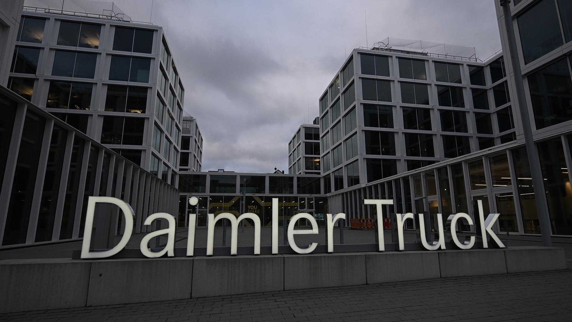 Ein Logo des Nutzfahrzeugherstellers Daimler Truck steht vor der Firmenzentrale. | dpa