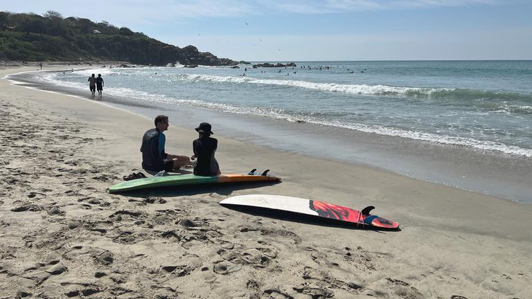 Surfer am Strand von Puerto Escondido in Mexiko.
