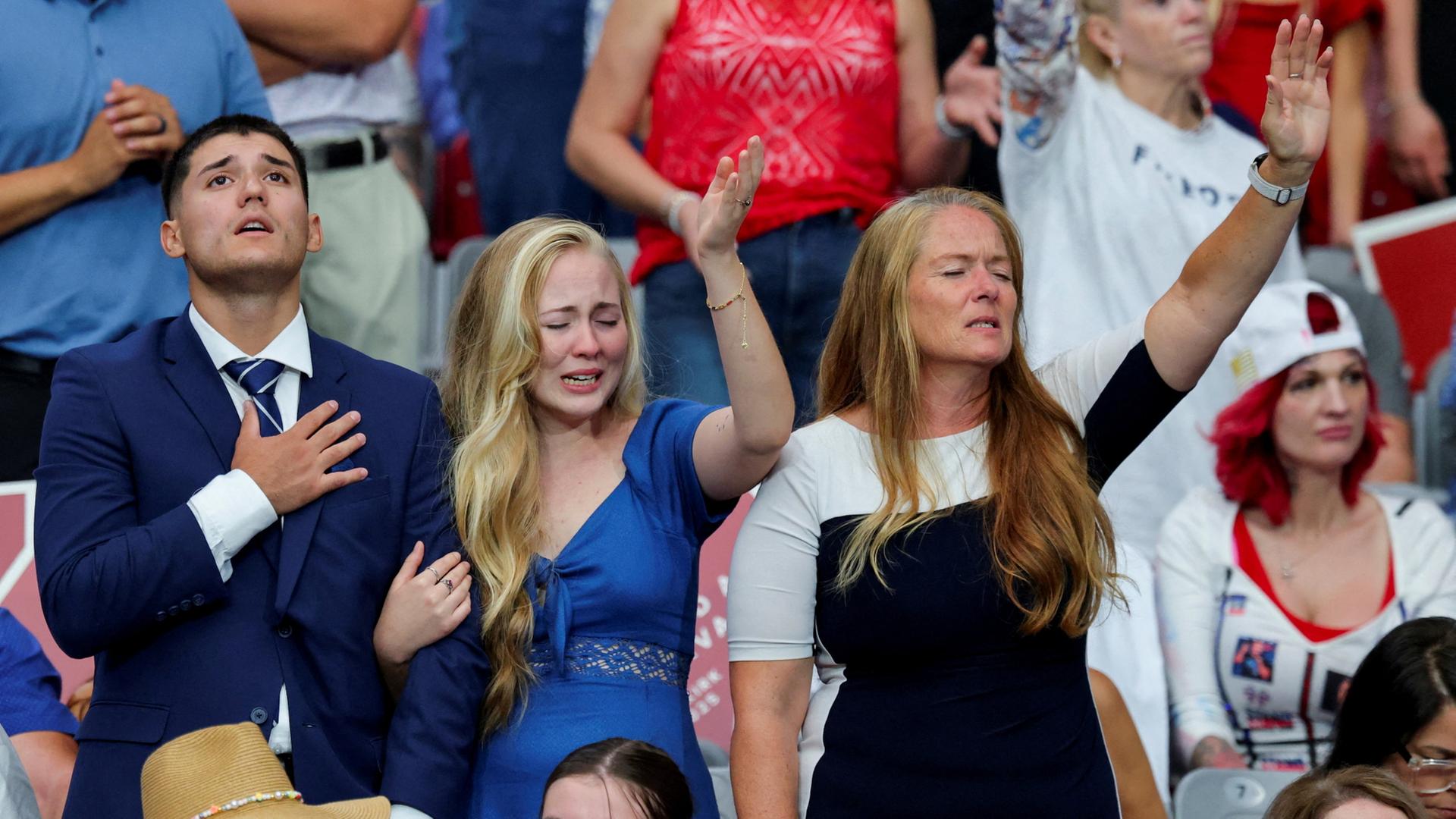 Teilnehmende der Trauerfeier für Charlie Kirk beten. | REUTERS