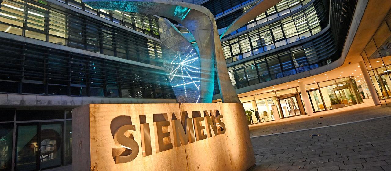  Siemen Konzernzentralein München bei Morgengraue.